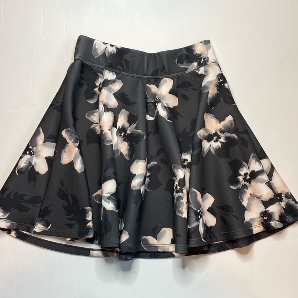 EUC Hollister floral scuba skirt - Picture 5 of 5